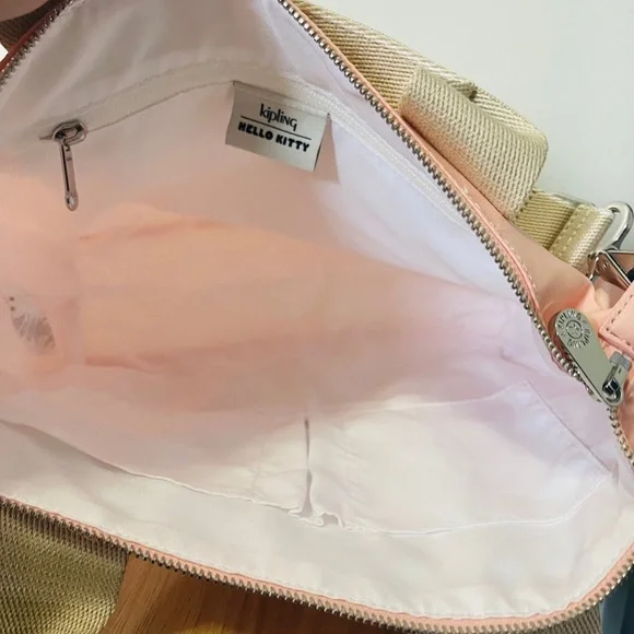Kippling x  Hello Kitty with Kipling's Kala handbag - Picture 6 of 6
